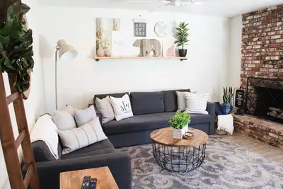 Image de Récemment rénové! Condo confortable dans un quartier calme et sûr près de Sequoia Park