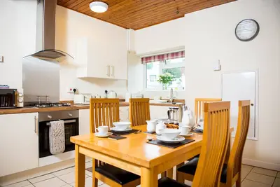 Image de Awel Taf - ** Nouvelle PROPRIÉTÉ ** Ce charmant et confortable chalet qui accepte les animaux