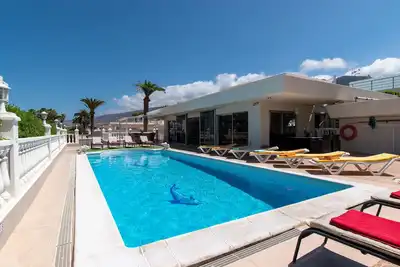 Image de Superbe et centrale Villa de 6 chambres. Costa Adeje. Piscine chauffée privée.
