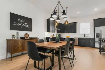 Image de Upscale, Classy Townhome w / Mid-Century Modern Vibe & cuisine magnifique