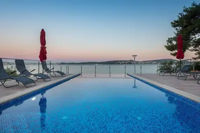 Image de Villa De Luxe Sur La Plage Avec Nouvelle Piscine Infinity (2019) Avec Apt Hydro Massage. Alenka