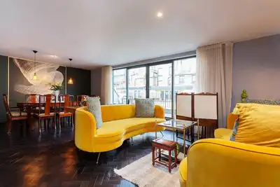 Image de Superbe maison de style unique 4br 4Bath Bayswater Mews avec terrasse sur le toit, par Veeve