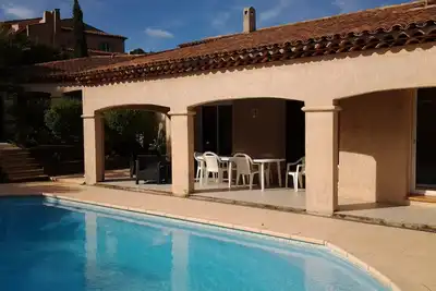 Image de Villa pour 10 personnes avec piscine. Quartier résidentiel 800m de mer et vi