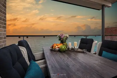 Image de BalticLounge 1- luxe en 1. En rangée, vue mer Baltique, cheminée, 2 terrasses sur le toit avec chaise de plage, baignoire îlot, volets roulants extérieurs