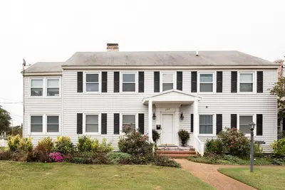 Image de Chloe's Seashore Getaway: Adorable North End House à un pâté de maisons du front de mer de Virginia Beach