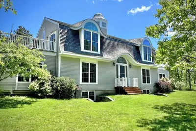 Image de Sérénité dans l'enclave exclusive Oyster Pond avec accès à l'étang et à la plage