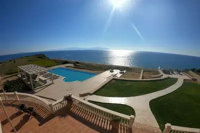 Image de Villa de luxe - 7 chambres, grande piscine privée, vue sur la mer, accès direct à la plage