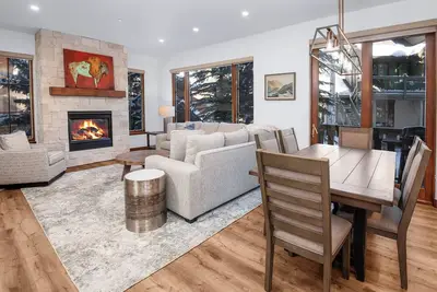 Image de Magnifique condo à distance de marche du télésiège Arrowhead. Piscine et bains à remous! !