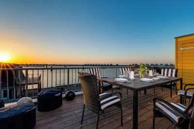 Image de Kap Mar 2-Og: terrasse sur le toit, bain bien-être avec sauna léger et bain à remous, vue sur le port, cheminée