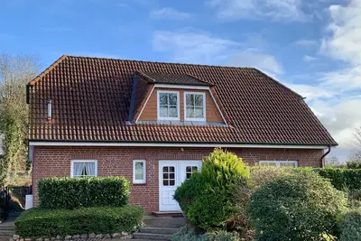 Image de Maison de vacances récemment rénovée pouvant accueillir jusqu'à 15 personnes avec un grand jardin