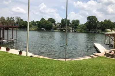 Image de Gorgeous View, Shady Pecan trees, Constant Level on Lbj, Swimming, Mid-cent home