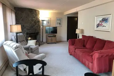Image de Pas besoin de conduire n'importe où - 5 à 10 minutes Accès à pied au village ou à Lionshead