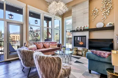 Image de Macaron de Samsara | Vue de dessus | Bain tourbillon privé | 4br + 4. 5bth