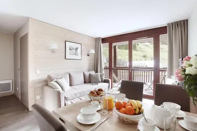 Wifi, 100m du centre station, remise en forme, piscine, balcon, télévision, casier à ski, 55m²