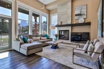 Image de Le pic par Samsara | Panorama vue | 4br + 4. 5bth
