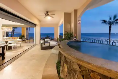 Image de Rare, Penthouse-Style, Stunning Views, 3000 Sq. Ft. Opulent Living Space - 3301