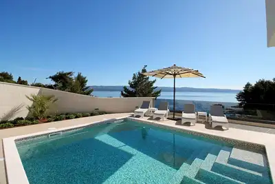 Image de Beach villa avec vue Ă Omis Croatie, Villa de vacances en Croatie sur la plage avec piscine