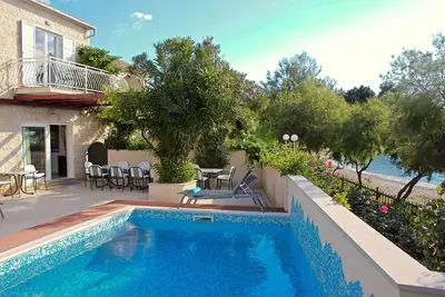 Image de Villa sur Brac avec piscine, promenade en ville et sur la plage, villa croate sur la plage