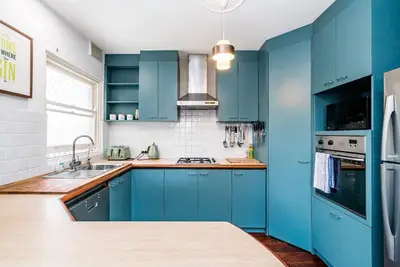 Image de Énorme deux chambres, cuisine mise à jour et entièrement rénovée