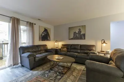 Image de DownHome Digs - Just Remodeled! ! Capacité d'accueil de 9 à 11 personnes - Passez Noël ici! !