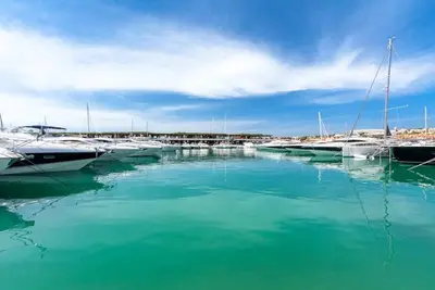 Image de L'emplacement est parfait au légendaire Port Adriano