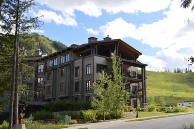 Image de Suite joliment aménagée avec vue