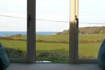 Image de Plage et sentier cĂ´tier Emplacement avec vue sur la mer Ă la plage de Lligwy Moelfre Anglesey