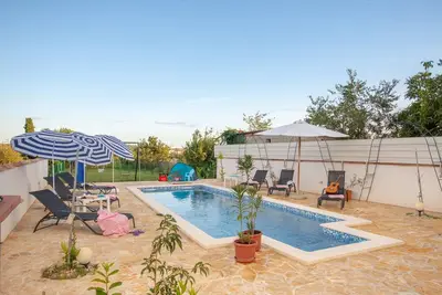 Image de Petite villa avec piscine et jardin clôturé à Marčana