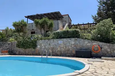 Image de Belle villa familiale en pierre avec vue fantastique sur la mer et piscine privée