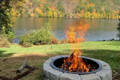 Image de Direct Lakefront Home sur le lac Lillinonah avec accès par ascenseur