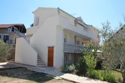 Appartement dans Pirovac avec terrasse, Climatisation, Wifi, Machine à laver (4793-3)