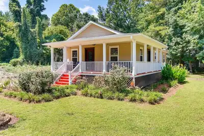 Image de House est près de l'aéroport
