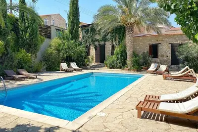 Image de Belle maison de campagne avec A / C, WiFi et piscine partagée dans le village historique de Choirokoitia