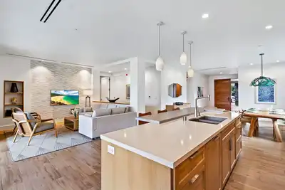 Image de Maui Resort Rentals: Villas au rez-de-chaussée Luana Garden flambant neuves - 6 chambres au total, Tarifs dégressifs!