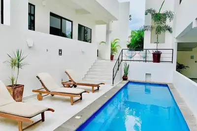 Image de Suite Penthouse équipée avec accès à la piscine d'eau salée + terrasse sur le toit