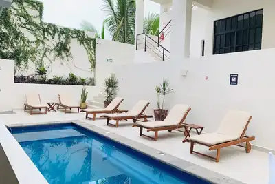 Image de Suite équipée au bord de la piscine! Happy Hour + Accès gratuit à la terrasse sur le toit!