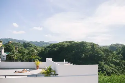 Image de Suite avec kitchenette à quelques pas de la plage! Happy Hour + Terrasse sur le toit