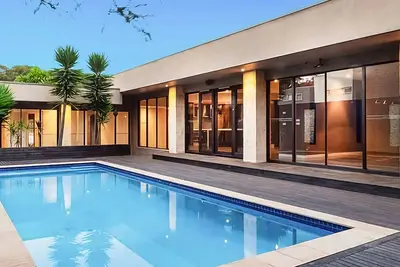 Image de Karma Seas. . . retraite de luxe au bord de la piscine