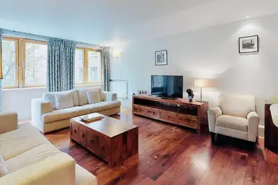 Image de Propriété de luxe avec 3 chambres et 3 salles de bains avec cuisine / salle à manger séparée