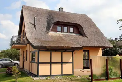 Image de Reet-Ferienhaus Antje - avec sauna, chaise de plage, bateau à moteur. . .
