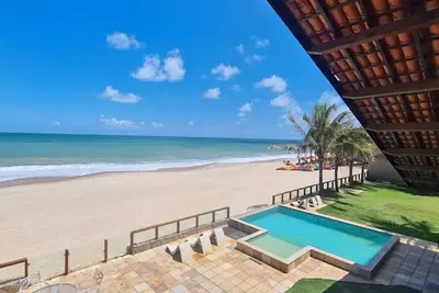 Maison à Cumbuco, les pieds dans le sable, avec deux balcons et une piscine.