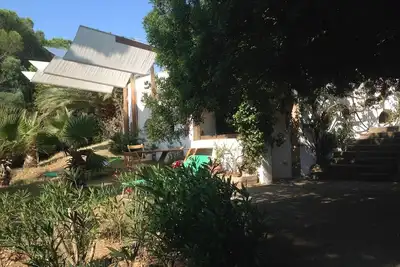 Image de Studio indépendant dans villa avec jardin.