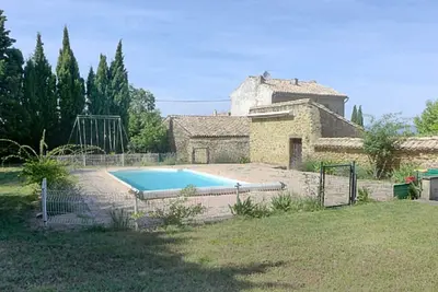 Image de Maison avec piscine, en plein cœur du village de Rochegude