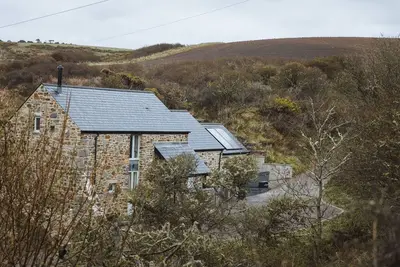 The Mill House, Nolton Haven Convient aux familles et aux animaux de compagnie avec bain à remous et poêle à bois