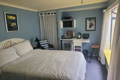 Image de Chambre privée avec salle de bains. Entrée privée. Belles chambres. Chambres propres et bien rangées avec beaucoup de places de stationnement gratuites et accès Internet gratuit. Smart Tv aussi. Vélos et kayaks disponibles pour une somme modique.