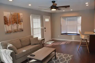 Image de Escapade joliment rénovée près du centre-ville de Roswell