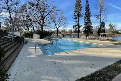 Image de Maison de luxe au bord de la rivière, sortie pratique I-5 670, barbecue à enregistrement automatique, FirePit, piscine