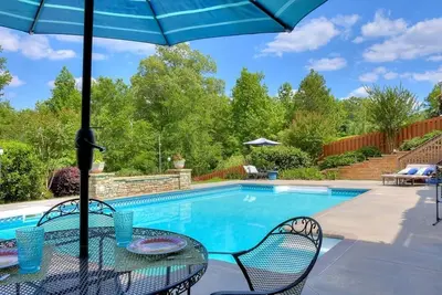 Image de Grande maison unifamiliale avec piscine privée, salle de divertissement et terrasse