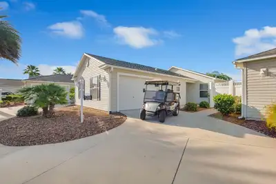 Image de 4 Seat Golf Cart Grand Emplacement Dans Le Village De Pennecamp The Villages Fl