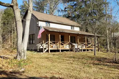 Image de Chaleureuse et invitante, cabine familiale sur le ruisseau.